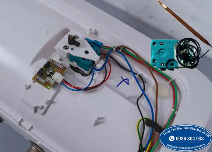 Sửa bình nóng lạnh Ariston hỏng rơ le nhiệt tại Hà Nội
