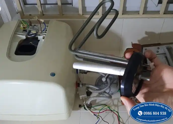 Thay thanh nhiệt sợi đốt bình nóng lạnh Ariston
