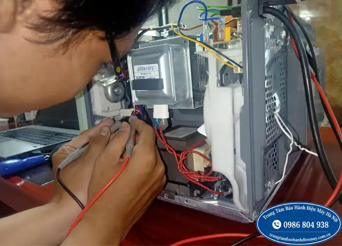 Kiểm tra bóng cao tần lò vi sóng Bosch
