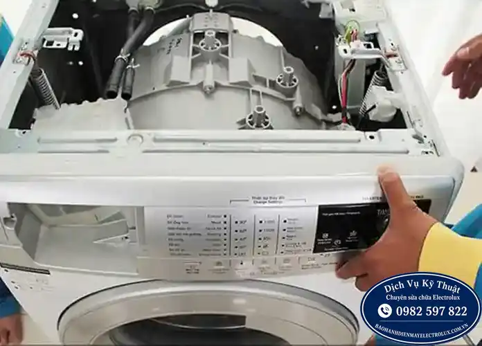 Thợ kỹ thuật sửa bo mạch máy giặt Electrolux tại Hà Nội