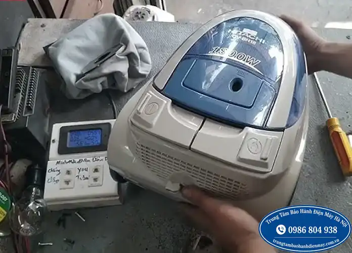 Máy hút bụi Hitachi có mùi khét