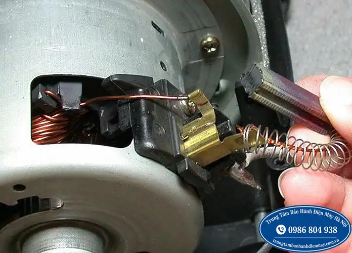 Kiểm tra motor máy hút bụi Hitachi