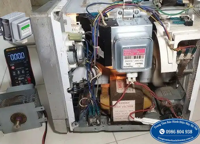 Thay bóng cao tần lò vi sóng Sanyo AQUA tại Hà Nội