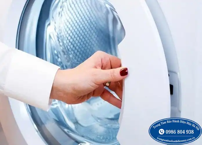 Sửa máy giặt Sharp hỏng khóa cửa, kẹt lồng