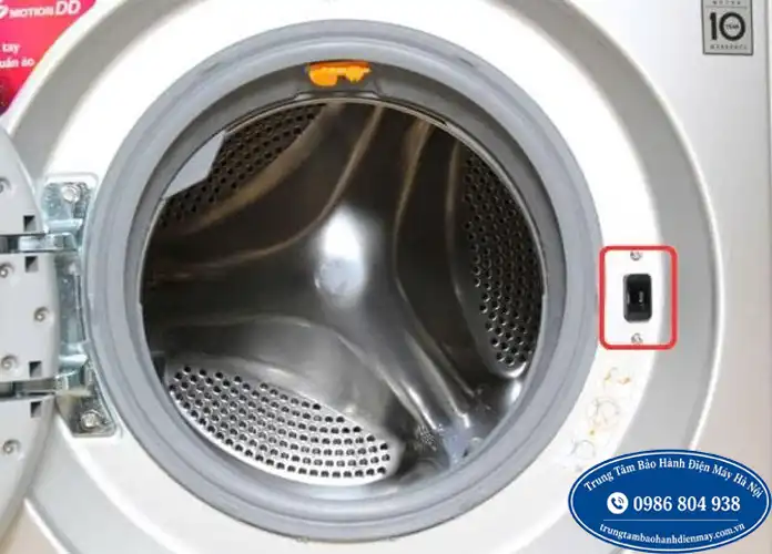 Kiểm tra hệ thống khóa cửa máy giặt Siemens