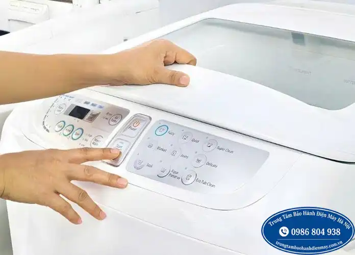 Thợ kiểm tra đo đạc máy giặt Toshiba mất nguồn tại nhà