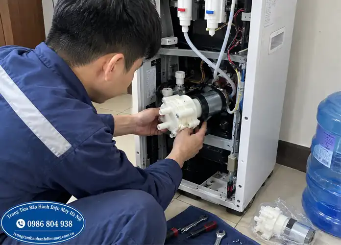 Kiểm tra bơm cây nước nóng lạnh hút bình lắp âm