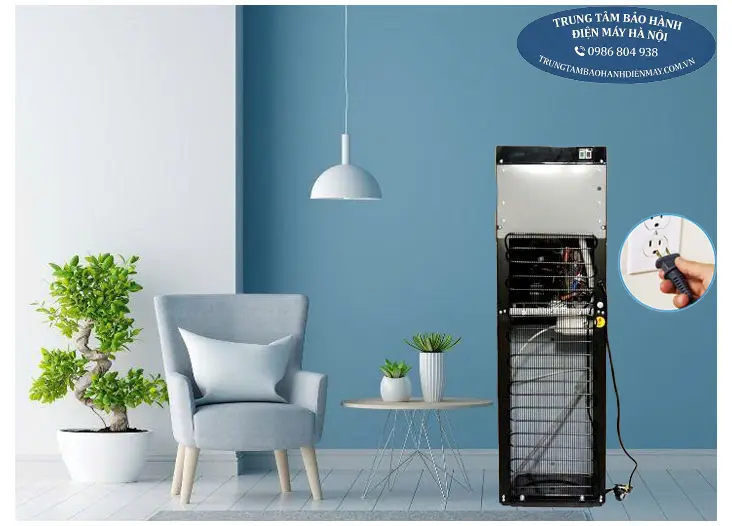 Chờ đợi trước khi cắm điện cây nước nóng lạnh
