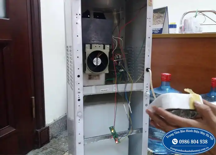 Cây nước nóng lạnh không lạnh cần kiểm tra hệ thống làm lạnh