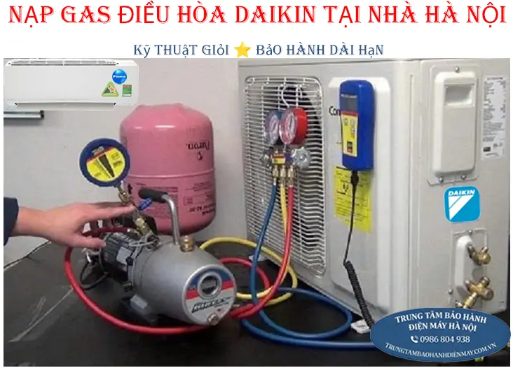 Thợ kỹ thuật nạp gas và kiểm tra lỗi điều hòa Daikin tại nhà