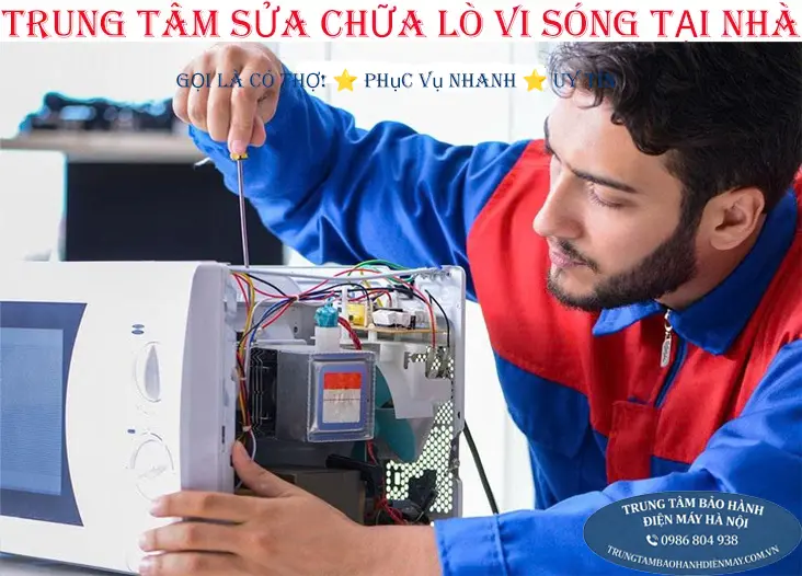 Thợ sửa lò vi sóng kiểm tra tụ điện tại nhà khách hàng