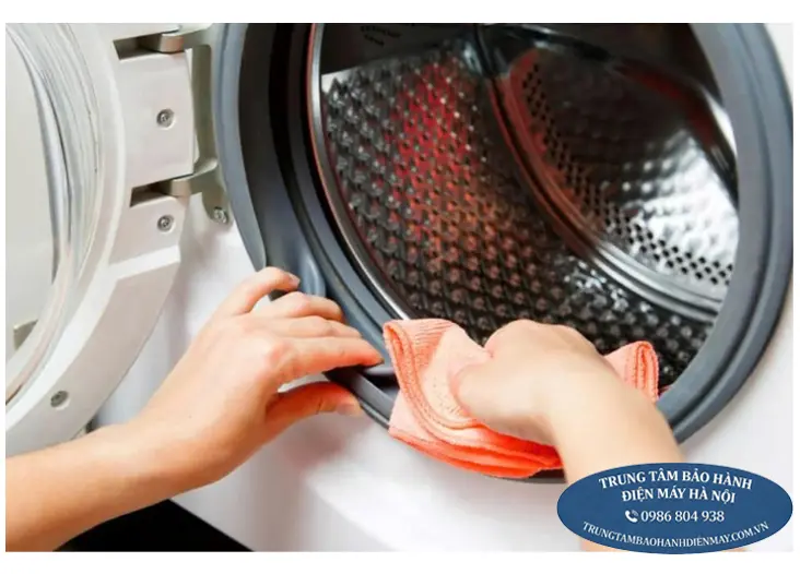 Vệ sinh cặn bẩn trong lồng máy giặt